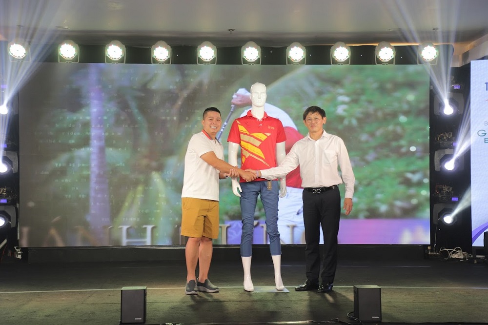 Golfer Đặng Văn Hiền (bên tay trái) - Tổng Giám Đốc Công Ty Cổ Phần Dệt May GFC quyên tặng 10.000.000 VNĐ giúp đỡ trẻ em mồ côi do Covid-19